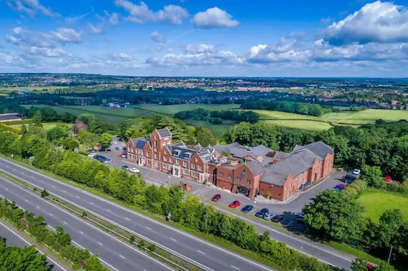 Hogs Back Hotel & Spa Nr Farnham - Image 1