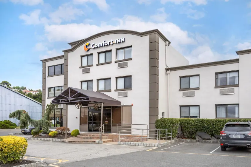 Comfort Inn Edgewater on Hudson River - Image 1