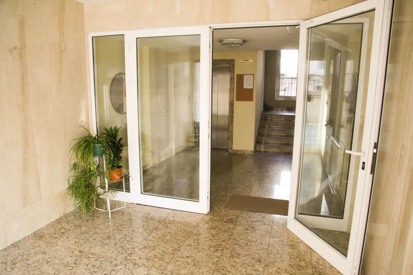 Lubata Apartments - Lobby