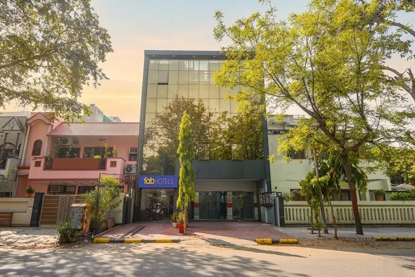 Fabhotel Celebrity Inn - Image 1