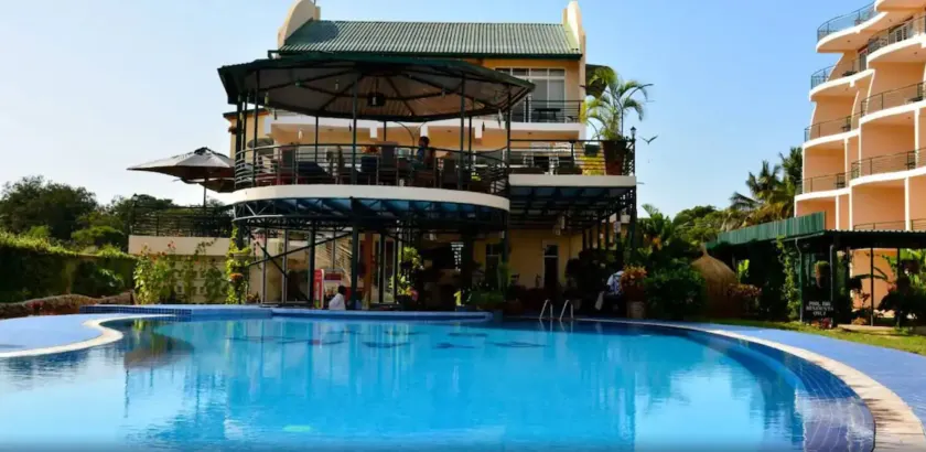 Ryan's Bay Hotel - Image 1