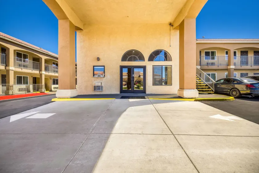 Quality Inn & Suites Victorville – Hesperia - Image 1