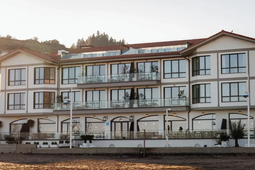 HIRU UHINAK HOTEL  - Image 1