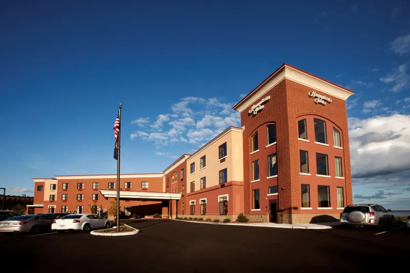 Hampton Inn Marquette/Waterfront - Image 1