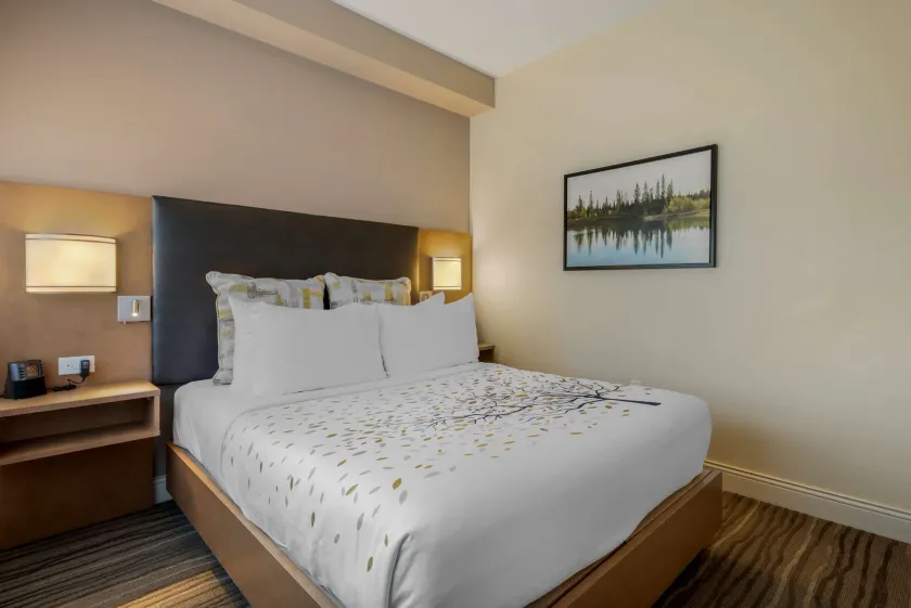 Best Western Plus Sawridge Suites - Image 1