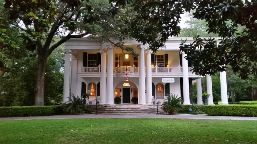 Belle Oaks Inn - Image 1