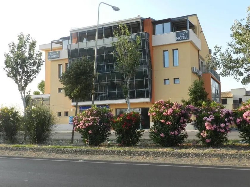Erasmus Hotel - Image 1