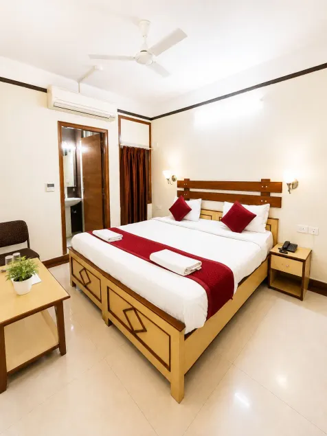 Hotel Kings Corner - Image 1