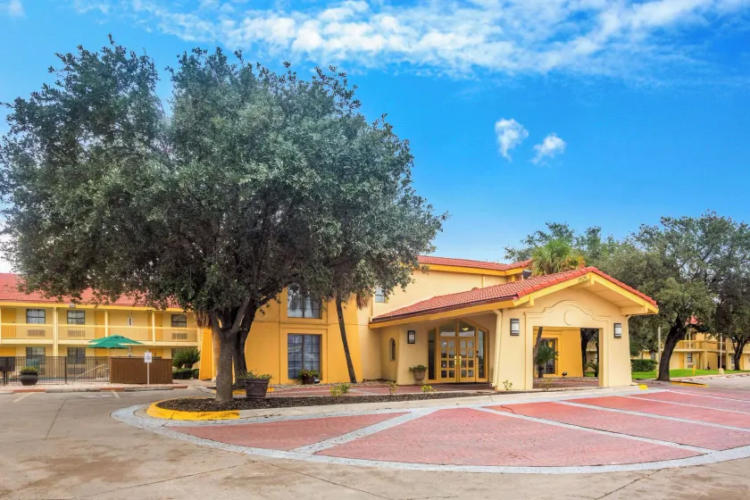 Super 8 by Wyndham Eagle Pass - Image 1