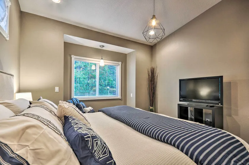 Cute & Cozy PDX Area Townhouse: 31 Mi to Mt. Hood! - Interior