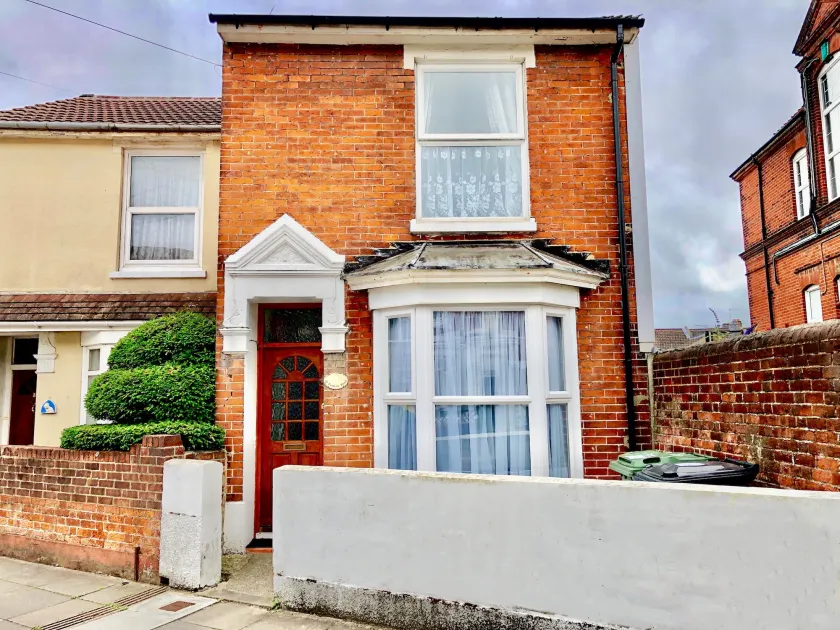 Purple Cloud Cosy 4 bed Cottage with Garden Parking Pet-Friendly - Image 1