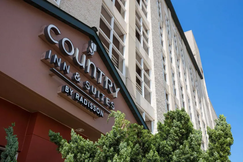 Country Inn & Suites by Radisson, Virginia Beach Oceanfront - Image 1