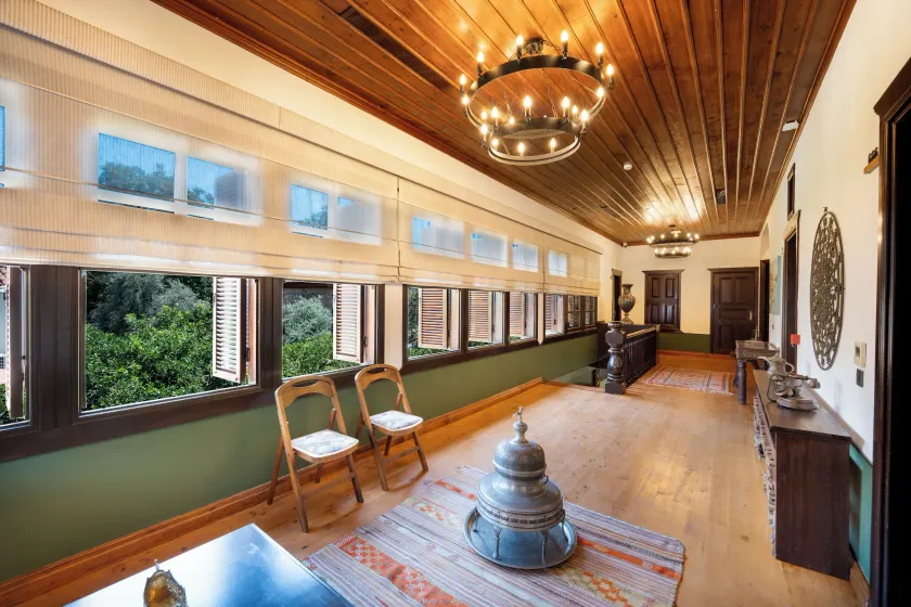 House 5 Hotel - Image 1