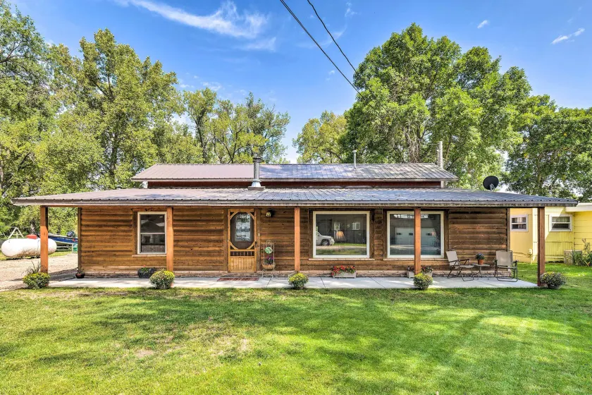 Lakeside Retreat: Private Hot Tub, Walk to Lake - Image 1