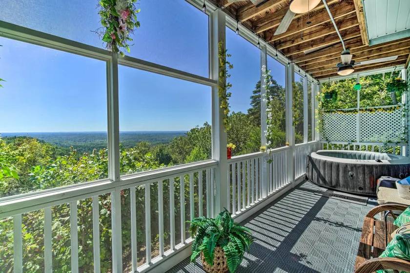 Eclectic Ranger Home w/ Mtn Views + Hot Tub! - Interiør