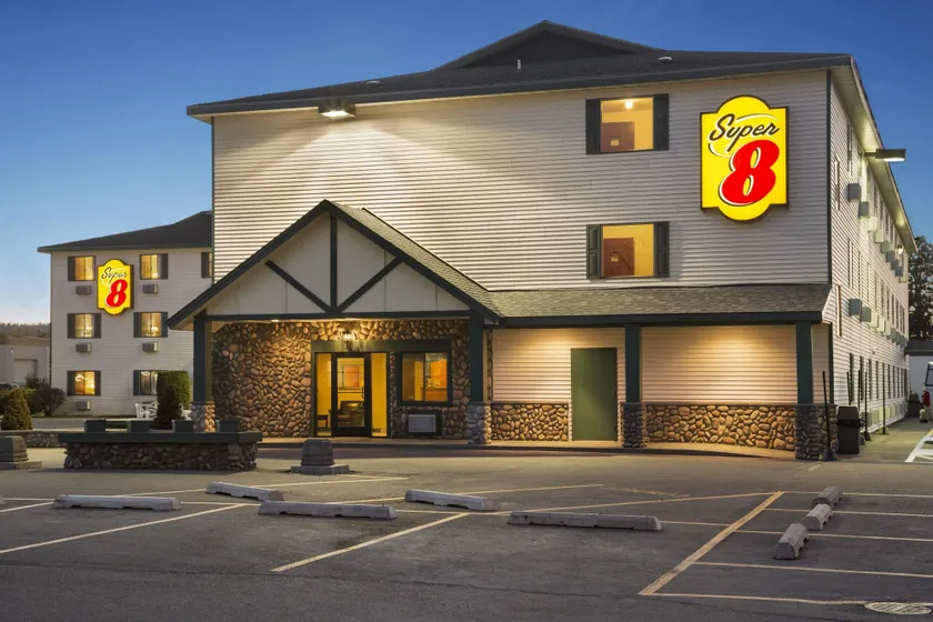 Super 8 by Wyndham Coeur d'Alene - Image 1