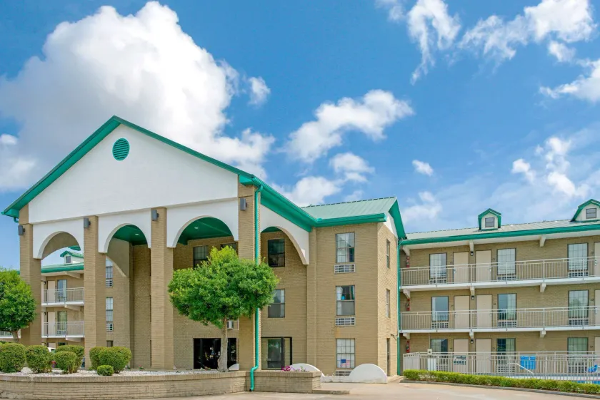 Super 8 by Wyndham Lakeland - Image 1