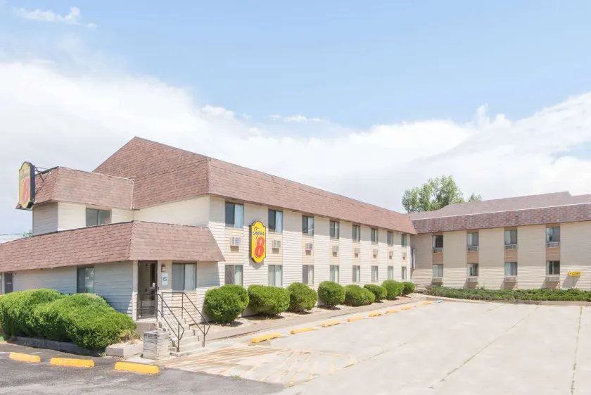 Super 8 by Wyndham Buffalo - Image 1