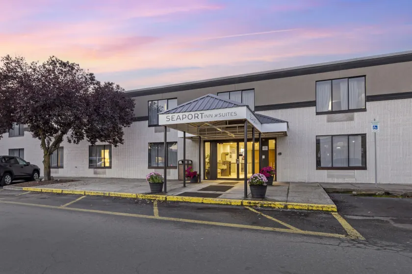 Seaport Inn and Suites - Image 1