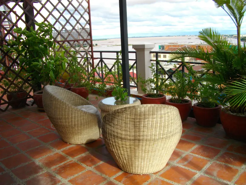 Lux Riverside Hotel & Apartment - Image 1
