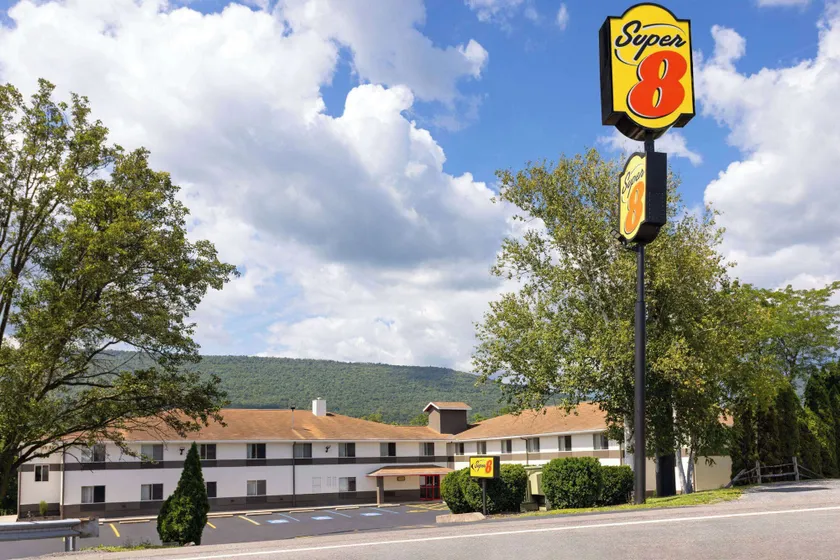 Super 8 by Wyndham Burnham/Lewistown - Image 1