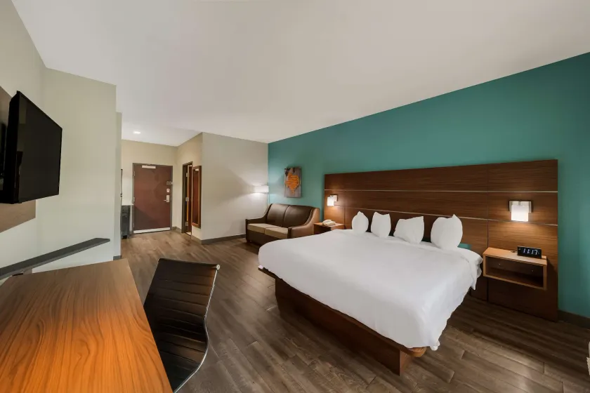 Best Western Plus Bowie Inn & Suites - Image 1