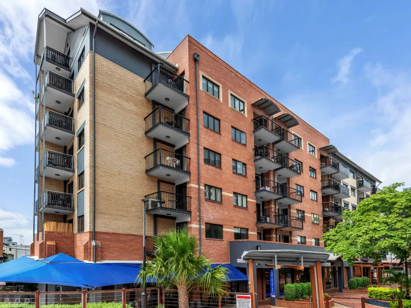 Central Brunswick Apartment Hotel - Image 1