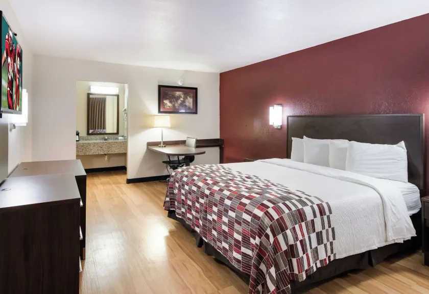 Red Roof Inn & Suites Commerce - Athens - Image 1