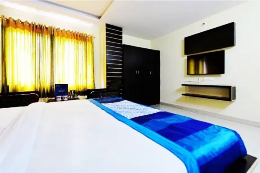 Hotel Maruthi Residency Inn - Image 1