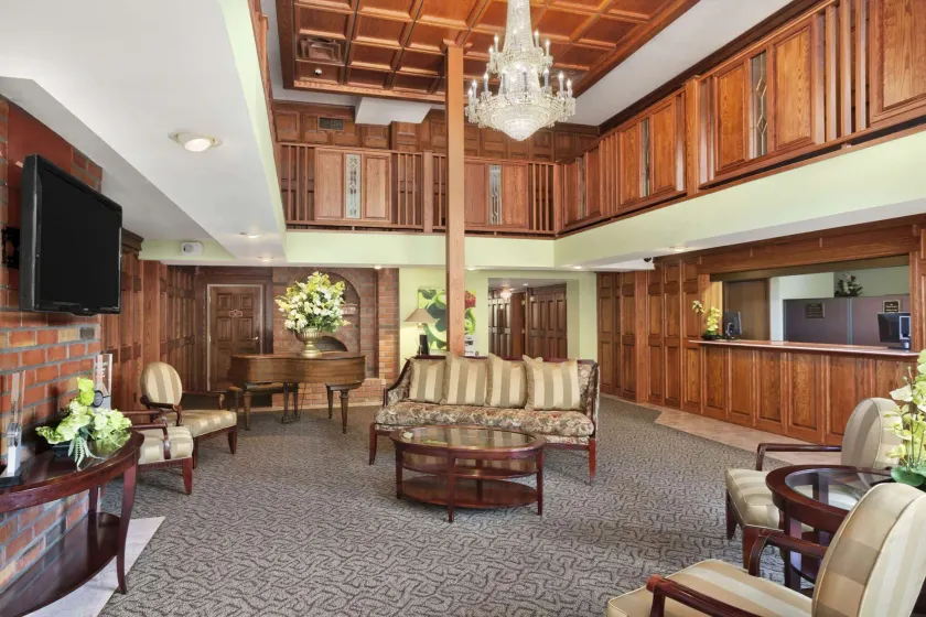 Ramada by Wyndham Saginaw Hotel & Suites - Lobby