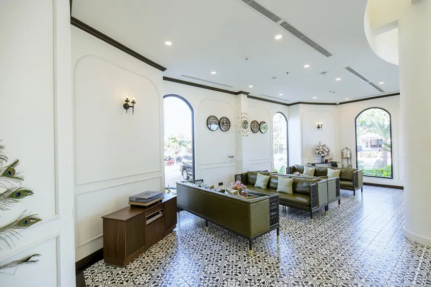 ROBIN HOTEL - Image 1