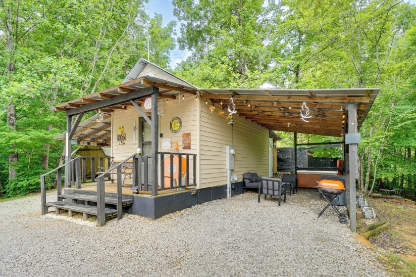 Smoky Mtn Tiny Cabin Hideaway: Hot Tub, Patio - Image 1