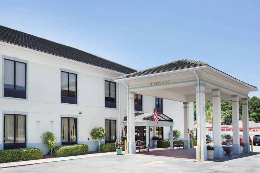 Baymont by Wyndham Savannah/Garden City - Image 1