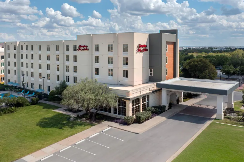 Hampton Inn & Suites Austin-Airport - Image 1