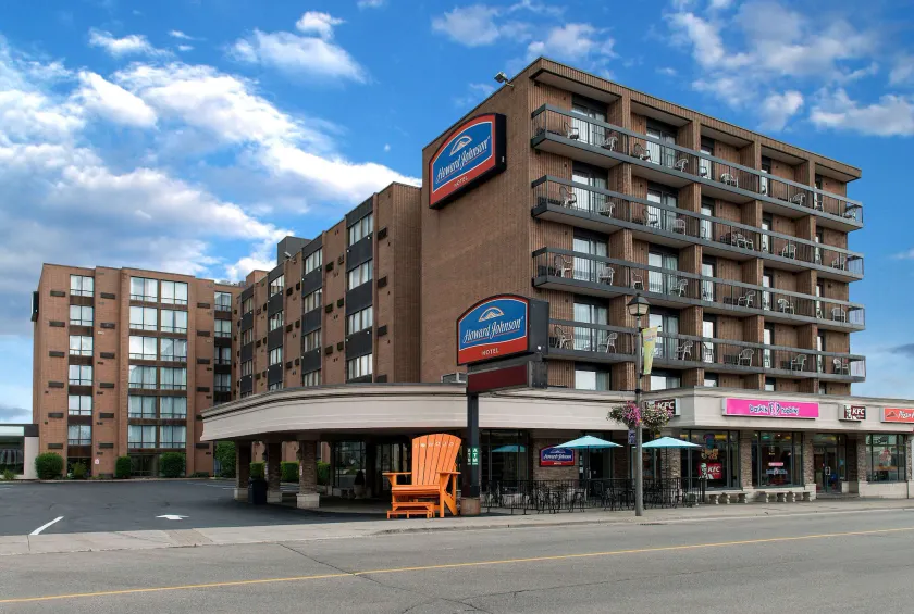 Howard Johnson Plaza by Wyndham by the Falls Niagara Falls - Image 1