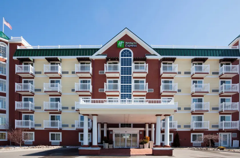 Holiday Inn Express & Suites Petoskey by IHG - Image 1