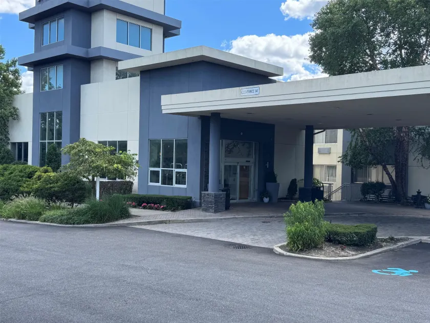 Best Western Premier Plainview-Long Island Hotel - Image 1