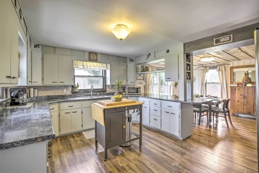 Eclectic Ladysmith Hideaway: Hike & Hunt! - Innenbereich