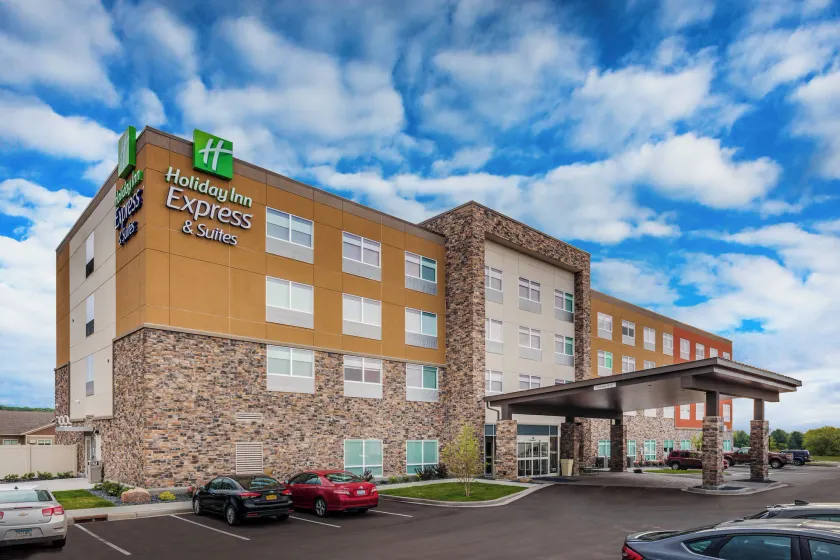 Holiday Inn Express & Suites - Rice Lake by IHG - Image 1