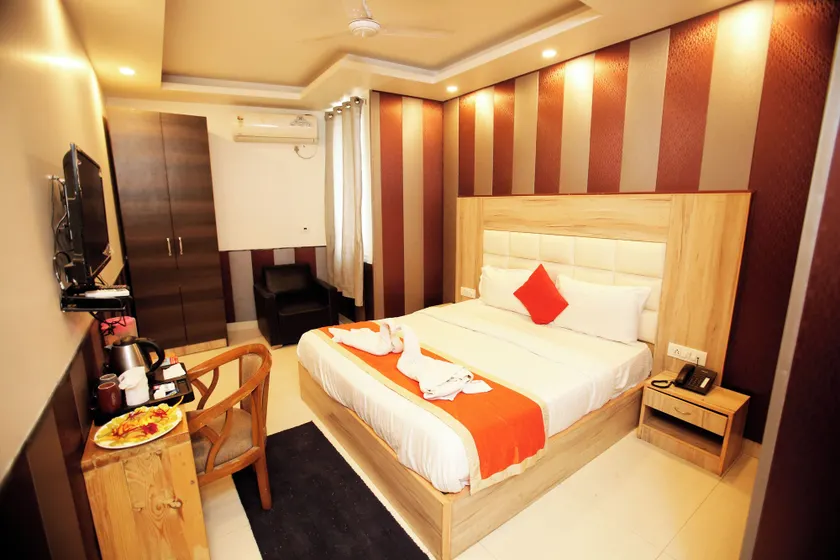 Hotel Aman Inn - Image 1