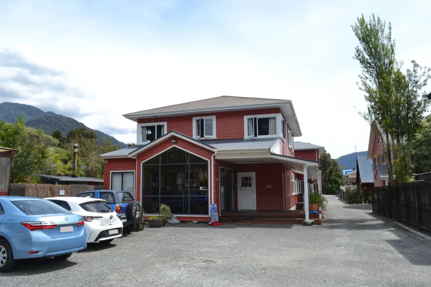 Franz Josef Montrose Hostel Lodge - Image 1