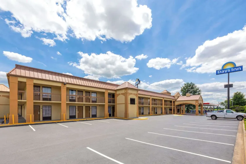 Days Inn by Wyndham Oak Grove/Ft. Campbell - Image 1