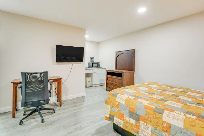 5 Mi to Pine Knob: Pet-Friendly Studio Retreat - Image 1