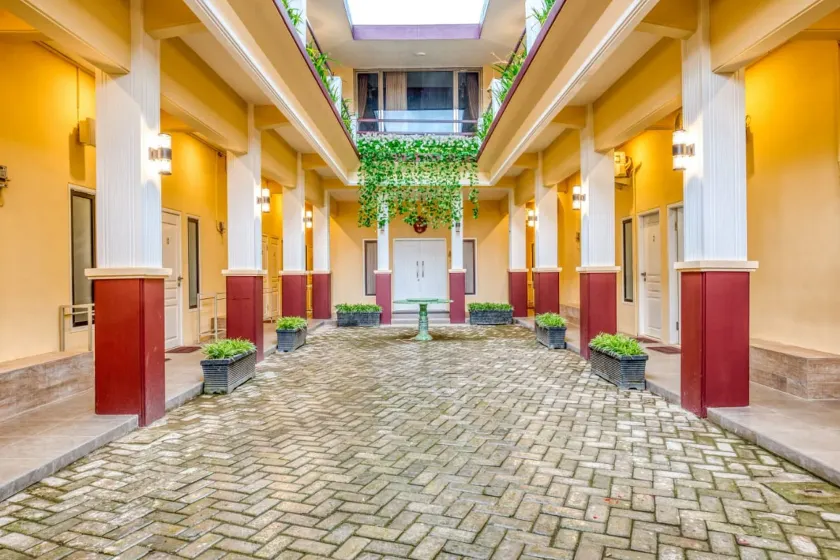 RedDoorz Syariah near Kebon Rojo Park Blitar - Image 1