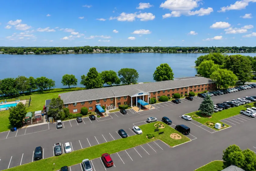 Lakeside Inn - Image 1