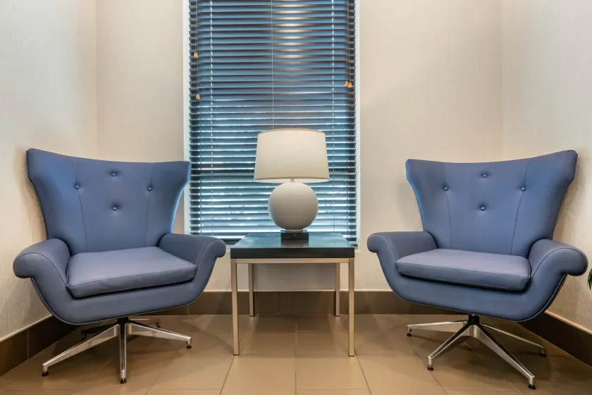 Staybridge Suites St. Petersburg FL by IHG - Sitzecke in der Lobby