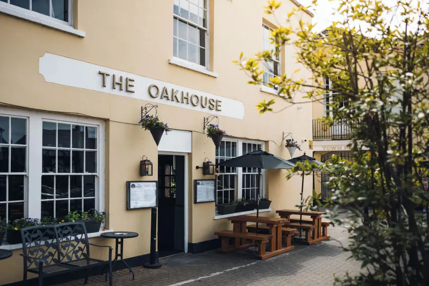Oak House Hotel - Image 1