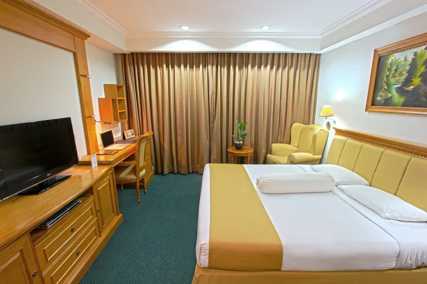 Harmoni Suites Hotel - Image 1