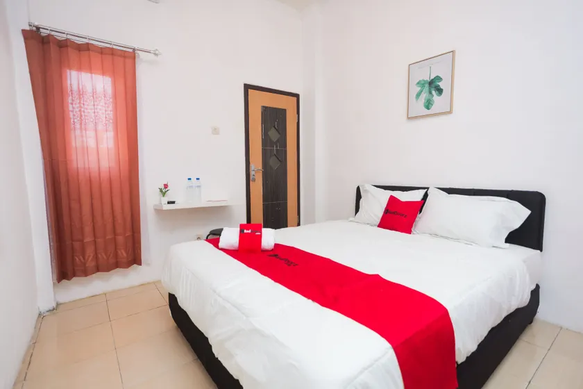 RedDoorz near Plaza Araya 2 - Image 1