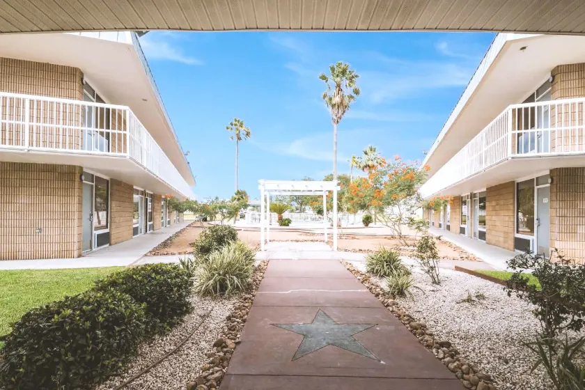 Blue Way Inn Fairmont - Image 1